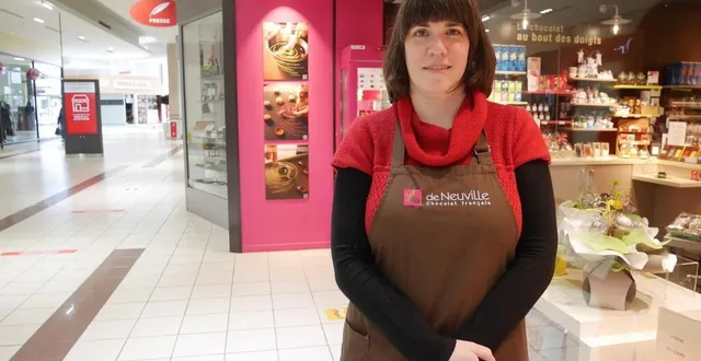 photo  karine neau, gérante de la boutique de chocolats de neuville, a continué à officier dans la galerie déserte, depuis début février.  &copy;  co – gabin chamereau 