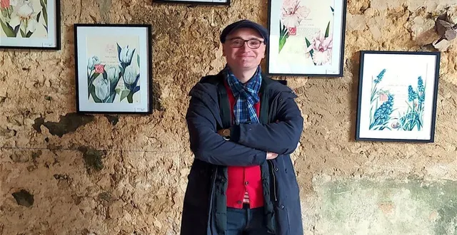 photo  pierre-yves bonnot et ses fleurs peintes.  &copy;  ouest-france 