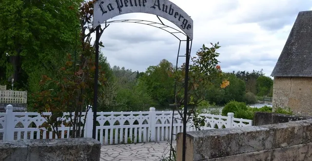 photo  le patio de la petite auberge, surplombant la sarthe, aurait pu accueillir un barnum. mais la préfecture s’y est opposée.  &copy;  le maine libre 