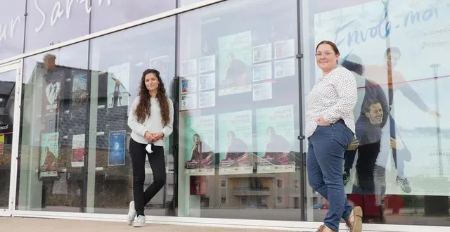 photo  anaïs guillermin (à g.) et hélène dubois s’apprêtent à rouvrir les portes du cinéma, mercredi 19 mai. la programmation des films est prête.  &copy;  le maine libre 
