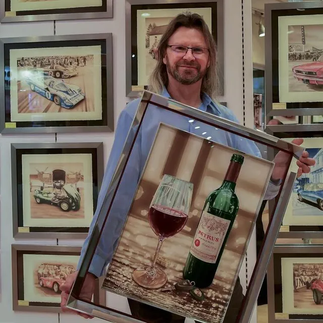 photo une bouteille de pétrus à côté d’une clé de porsche, autre vision de la passion automobile.  ©  le maine libre – yvon loué