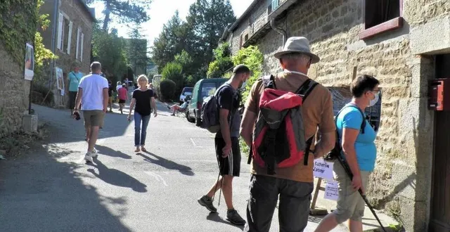photo  les visiteurs sont venus nombreux pour les rencontres des peintres giroisorganisées au cœur de bourg.  &copy;  ouest-france 