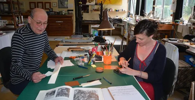 photo  cet été, anne-elisabeth gillot, relieuse et restauratrice de livres anciens, est en formation à l’atelier rougier.  &copy;  ouest-france 