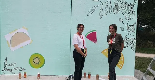 photo  la fresque des mancelles mathilda et laura, membres de mojito fraise en cours d’élaboration au gué-de-maulny.  &copy;  le maine libre 