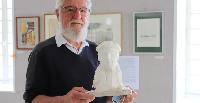 photo  louis hubert fait partie des fondateurs de l’association des arts plastiques saboliens, qui souffle cette année sa 35e bougie. il pose ici avec l’une de ses sculptures, représentant constant guilmault, l’un des premiers membres.  &copy;  ouest-france 