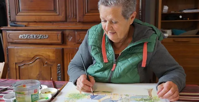 photo  aquarelliste, odette foucault peaufine un tableau en vue de l’exposition d’été.  &copy;  ouest-france 