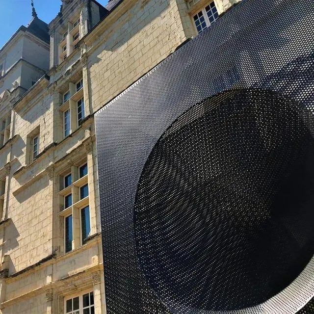 photo les silhouettes géométriques des chambres sensorielles évoquent parfois des objets familiers. une enceinte pour le château ?  ©  ouest-france