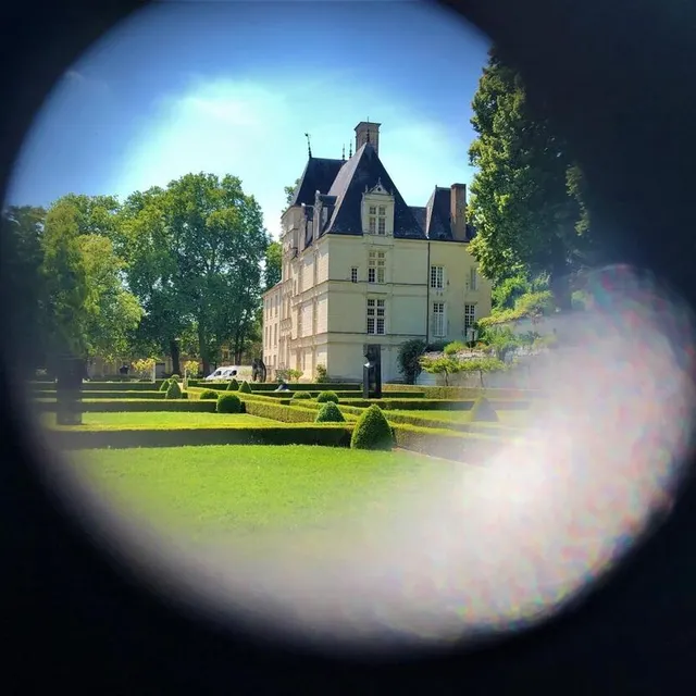 photo tout près des œuvres le château tient tout entier dans un médaillon. comme un judas sans lentille.  ©  ouest-france