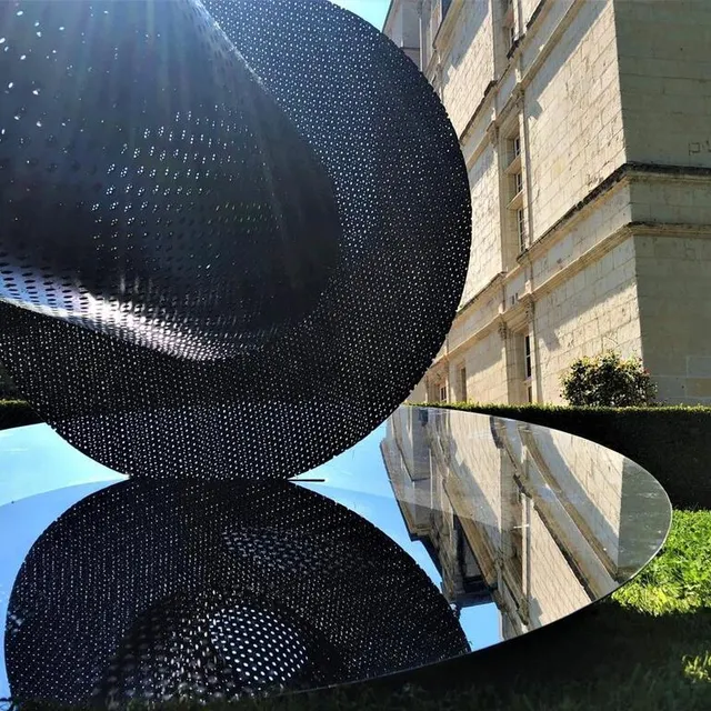 photo à poncé, les œuvres de jean-bernard métais jouent avec la silhouette du château renaissance et la nature environnante.  ©  ouest-france
