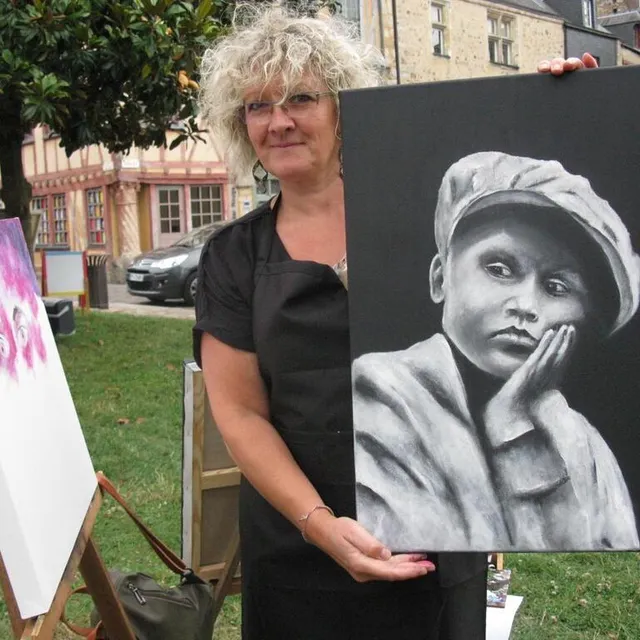photo sandrine, de mamers est ravie de pouvoir peindre, en direct, face aux promeneurs.  ©  ouest-france