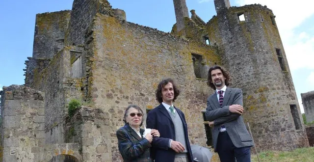 photo  glénay, lundi 17 mai 2021. les frères philippe et michel durand et leurs parents (ici leur mère nicole) ont racheté le château en 2012. dix ans après, il va retrouver son toit à l’identique.  &copy;  co – carl guillet 