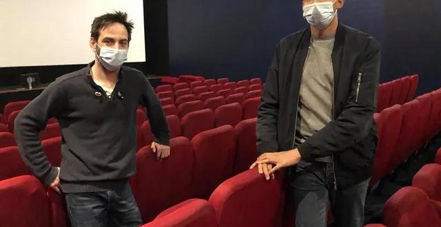 photo  joris barbeau (à droite) et son collègue julien deseuvre préparent la réouverture du cinéma le foyer de parthenay, ce mercredi 19 mai.  &copy;  co 