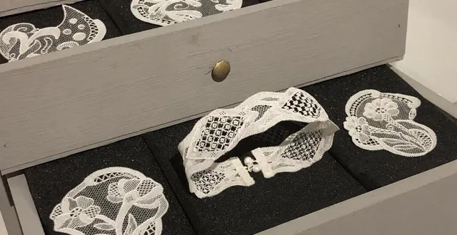 photo  bracelets, broches, pendentifs… les dentellières d’alençon créent de petits bijoux de lin.  &copy;  ouest-france 