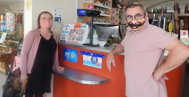 photo  aurélie et michel, près de la borne de la française des jeux installée depuis une quinzaine de jours.  &copy;  le maine libre 