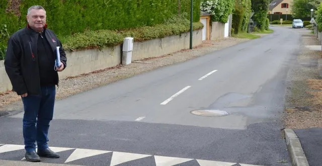 photo  le trottoir de droite rue saint-vincent, face au maire, sera créé en matériaux solides bitumés sur une largeur de 1,40 m afin de sécuriser ce parcours.  &copy;  ouest-france 