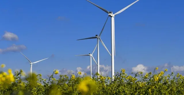 photo  le parc éolien de conlie compte cinq éoliennes, près d’un second en comptant deux autres.  &copy;  le maine libre – yvon loue 