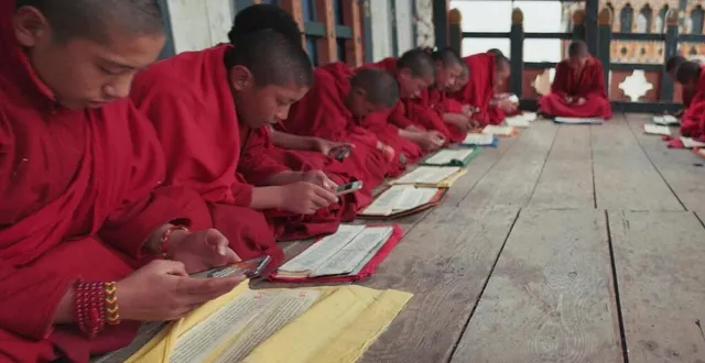 photo  « sing me a song3, où l’histoire d’un monastère en qui reçoit des smartphones. à voir durant le festival enfants de toiles édition 2021 de sablé-sur-sarthe.  &copy;  nour films 
