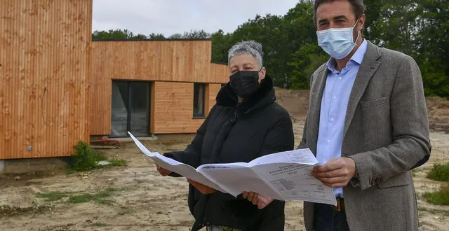 photo  le mans, vendredi 14 mai 2021. karine lemoine-rousseau et arnaud briant, ici devant un écolodge qui devrait être opérationnel pour septembre 2021.  &copy;  le maine libre – yvon loué 