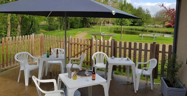 photo  la terrasse a l’arrière du bar.  &copy;  le maine libre 