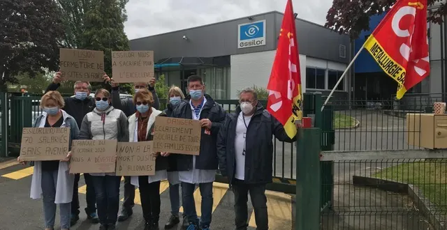 photo  une dizaine d’employés d’essilor ont débrayé ce mardi 18 mai 2021 contre la fermeture envisagée du site d’allonnes.  &copy;  photo isabelle castronovo 