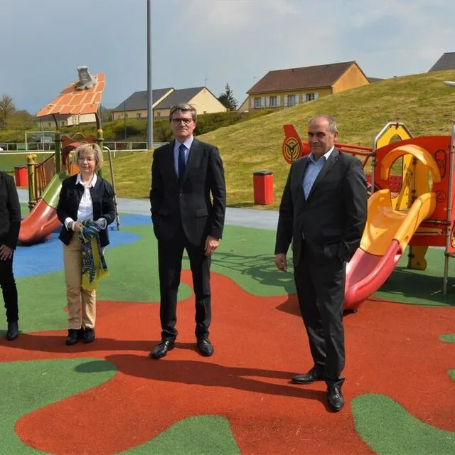 photo les deux candidats titulaires (au centre) pour le canton de rai et leurs remplaçants.  ©  dr