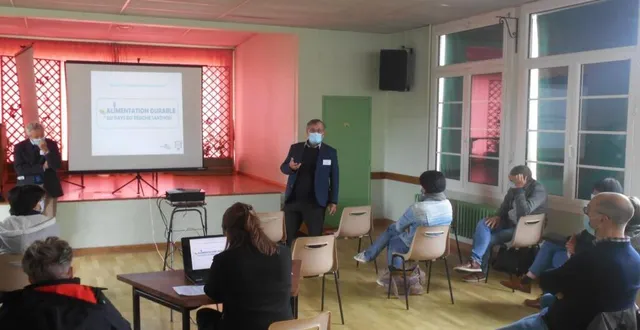 photo  mercredi dernier, dans la salle des fêtes, le pays du perche sarthois a piloté une réunion d’information et a mis en place des groupes de travail autour du rapprochement entre les circuits courts en alimentation durable et les restaurants scolaires. le pays du perche sarthois est à la fois l’initiateur, l’animateur et le coordinateur de ce rapprochement sur la soixantaine de communes que compte son territoire.  &copy;  ouest-france 