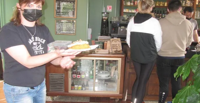 photo  morgane et benoit, les gérants du restaurant et du café, assurent la vente à emporter : boissons, gâteaux et plats du drive.  &copy;  ouest-france 