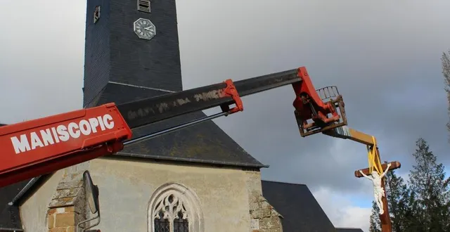 photo  la croix du cimetière a fait l’objet d’une restauration totale par philippe marez, menuisier à irai.  &copy;  ouest-france 