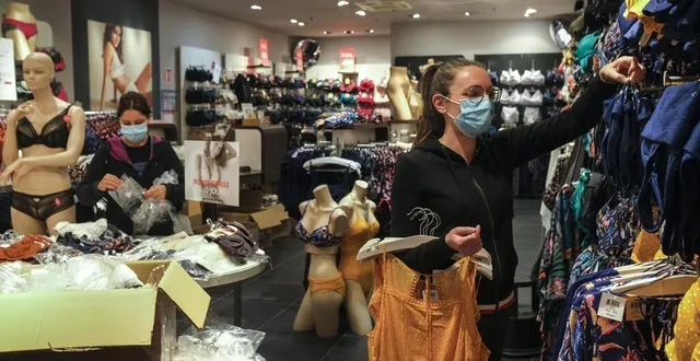 photo  saint-saturnin, mardi 18 mai 2021. dans la boutique de lingerie féminine « rouge-gorge », des colis viennent d’arriver. floriane et fanny s’activent pour recevoir les clients.  &copy;  le maine libre – denis lambert 