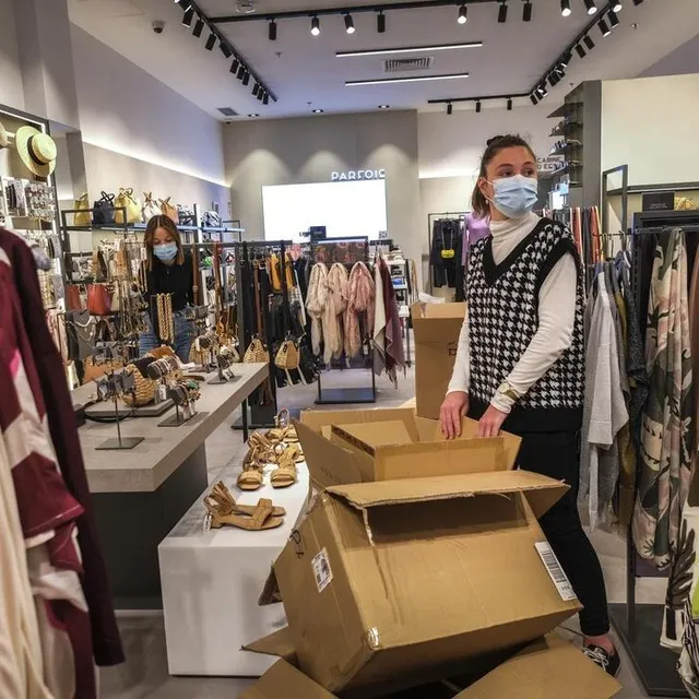 photo dans la boutique « parfois », derniers préparatifs avant le jour j. charlotte, la gérante, est la fois stressée et ravie de reprendre le travail.  ©  photo le maine libre-denis lambert