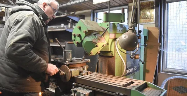 photo  un des bénévoles, denis en pleine opération d’usinage de pièces métalliques d’une loco.  &copy;  le maine libre 