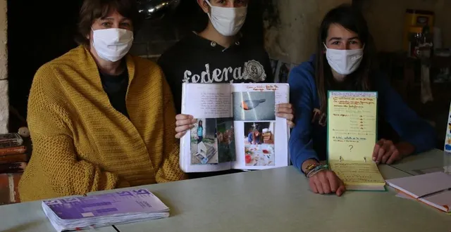 photo  au lieu-dit ricouillet, dans un cadre champêtre isabelle fourmi (à gauche) pratique l’instruction en famille pour ses enfants handie et marti.  &copy;  ouest-france 