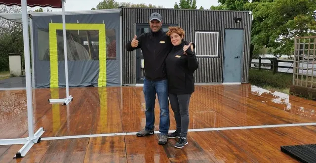 photo  claudie et pierre posent sur l’agrandissement de leur terrasse, qui passe de 72 à 160 m².  &copy;  le maine libre 