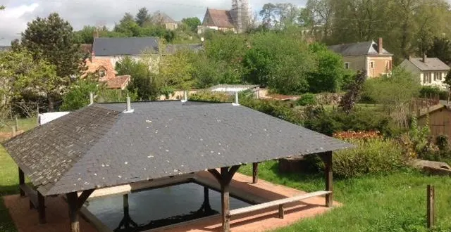 photo  à poncé depuis la voie : une véritable carte postale. les travaux de l’église, bien sûr, seront terminés.  &copy;  le maine libre 