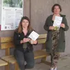 photo de gauche à droite : marie francillard, responsable boutique et conseillère séjours ; mathilde soinard, responsable du site de la roche d’oëtre.
