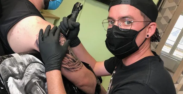 photo  tatoueur et voyageur, alan legendre est spécialisé dans le dessin réaliste, précis et minutieux.  &copy;  ouest-france 