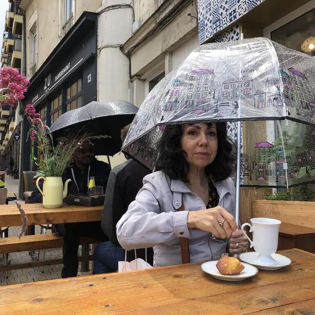 photo déjeunons sous la pluie… les averses n’ont pas empêché les manceaux de déjeuner en terrasse.  ©  photo le maine libre