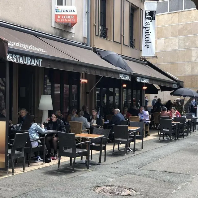 photo lors de la pause déjeuner, et même si le temps est incertain, les restaurants retrouvent leurs clients.  ©  photo le maine libre