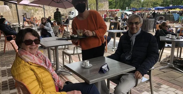 photo  le mans, mercredi 19 mai 2021. au café du jet d’eau, le retour à la vie. catherine et christian, servis par cathy, savourent ces retrouvailles avec les terrasses.  &copy;  photo le maine libre 