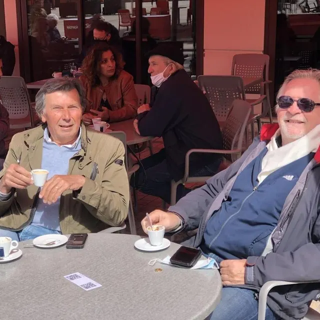 photo christian et jean-pierre heureux de pouvoir refaire le monde à nouveau autour d’un café.  ©  photo le maine libre