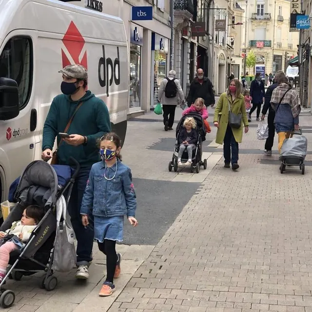 photo dans les rues commerçantes, la matinée a été plutôt calme.  ©  photo le maine libre