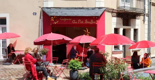 photo  au p’tit bouffon, crêperie emblématique de la rue du château à sablé-sur-sarthe, la terrasse comptait une quinzaine de clients à l’heure du déjeuner, ce mercredi 19 mai 2021.  &copy;  ouest-france 