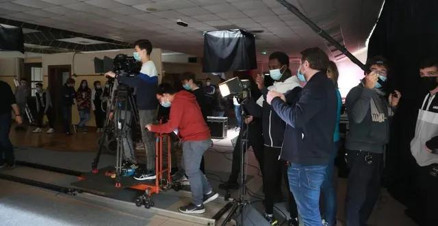 photo  les élèves du collège la vallée du lys ont pu travailler sur un véritable plateau de tournage. 