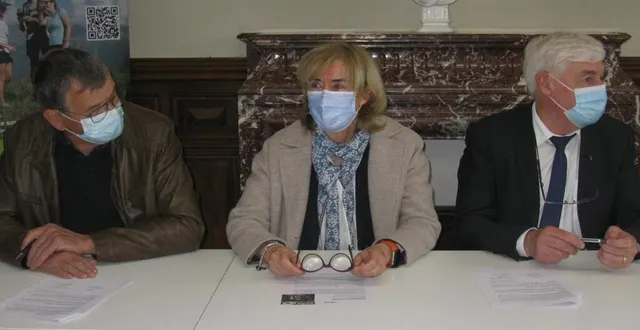 photo  de gauche à droite, guy fourmy, le maire de challes, véronique rivron, conseillère départementale, et patrick desmazières, conseiller départemental et maire de champagné.  &copy;  ouest-france 