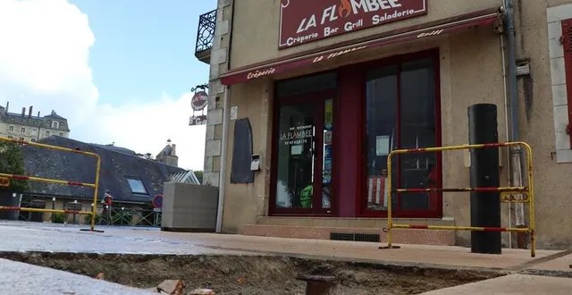 photo  un trou béant et des travaux juste devant le restaurant la flambée, géré par stéphanie chopin depuis près de 11 ans, à sablé-sur-sarthe, contraint l’établissement à rester portes closes.  &copy;  ouest-france 