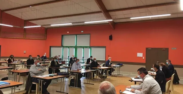 photo  le conseil communautaire maine cœur de sarthe et son président david chollet ont délibéré et voté sur l’aménagement de terrains multisports dans les communes de joué-l’abbé et neuville-sur-sarthe.  &copy;  le maine libre 