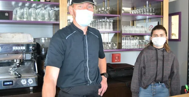 photo  le patron de « la belle époque » yohan brault avec marion, apprentie en salle.  &copy;  le maine libre 