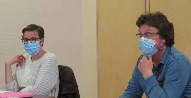 photo  cécile roux et florent lehoux, conseillers municipaux, lors de la dernière réunion de conseil.  &copy;  le maine libre 