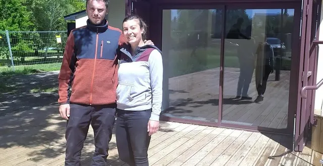 photo  valentin pouis, en cuisine, et hélène sauvage, au service et au bar de la guinguette du père chapuis.  &copy;  ouest-france 