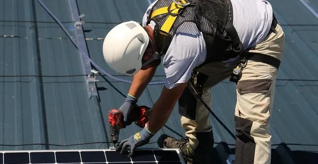 photo  l’entreprise solewa, spécialisée dans la pose et la maintenance de panneaux photovoltaïques, fait dorénavant partie du groupe butagaz.  &copy;  photo solewa 